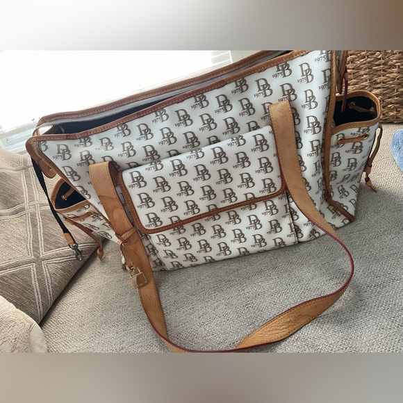 Dooney & Bourke Diaper Bag W/ Changing Mat Signature Pattern White & Brown - Picture 2 of 14